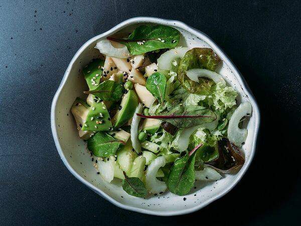 Прага - Зеленый салат салат с грушей и авокадо в ореховом соусе