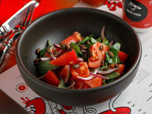 Moo Moo Burgers & Grill - Салат Томаты с красным луком и базиликом