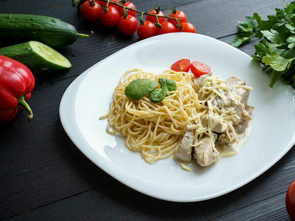 Готовим за вас - Курица с грибами в сливочном соусе со спагетти