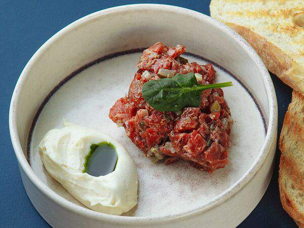 Беz прелюдий - Тартар из говядины с кремом из сыра и чиабаттой