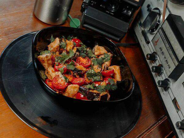 Паб 13 - Салат из жареных хрустящих баклажанов