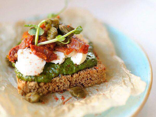 Лакшми - Брускетта с гуакамоле из авокадо и пряным нутом