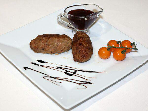 Пингвин - Котлеты домашние с чесночным соусом