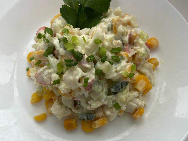 Кулинария прямо как дома - Салат с крабовыми палочками и ветчиной