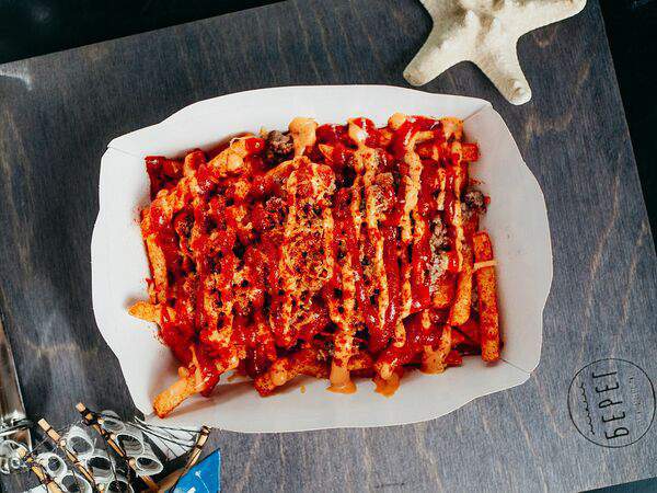 Берег - Картофель по-канадски с мраморной говядиной и сыром чеддер