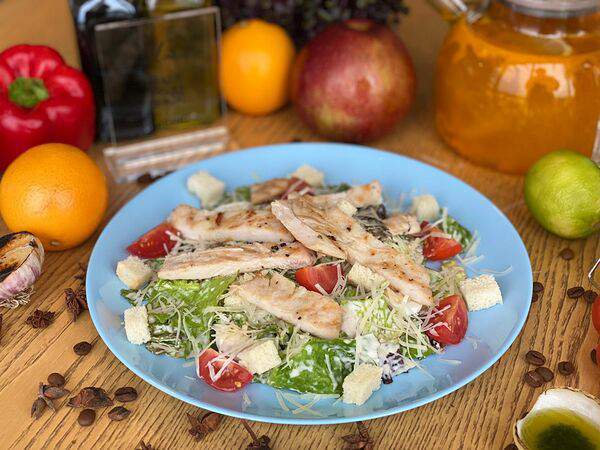 Июль - Салат Цезарь с куриным филе