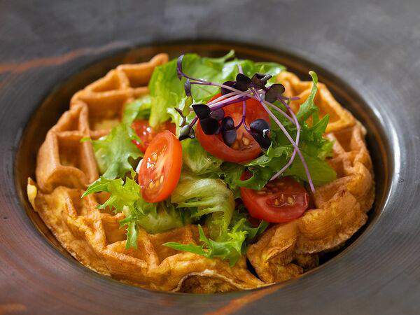 Ресторан Строгов - Нежный омлет с гуакамоле и страчателлой