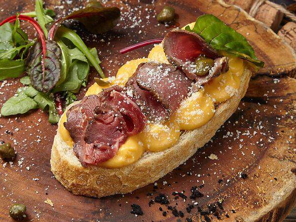 Liman - Брускетта с ростбифом и тыквенным кремом