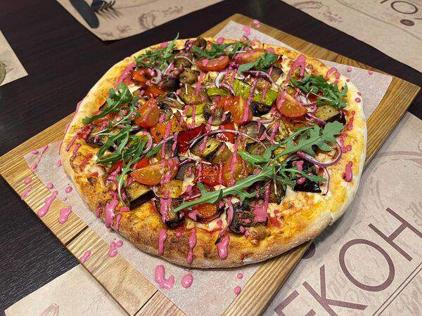 Бекон Restobar - Итальянская пицца примавера с печёными овощами и моцареллой