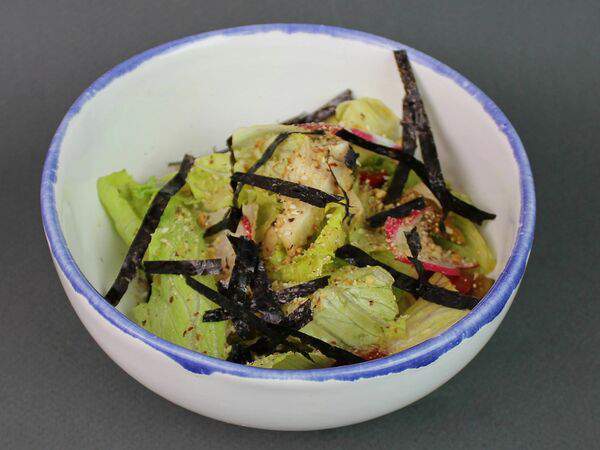 Бар Сплетни - Салат с куриной грудкой и пикантной заправкой