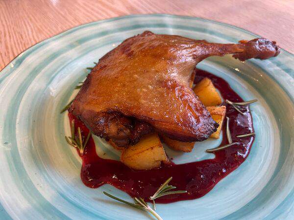 Иль густо - Утиная ножка с кофейно-брусничным соусом