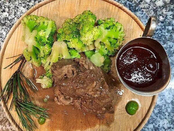 Кафе 38 - Разварные щеки c обожженной брокколи и клюквенным соусом