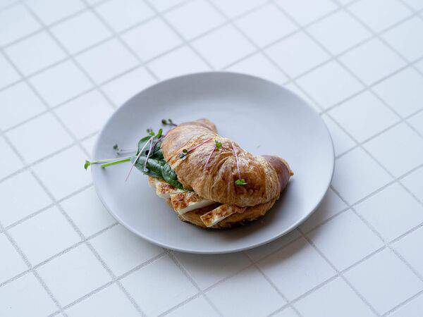 Plants & Friends - Круассан с адыгейским сыром и муссом из вяленых томатов