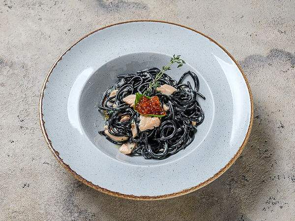 Роберто - Черные спагетти с лососем и красной икрой