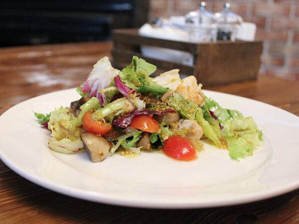 Таверна - Салат с грибами и куриным филе