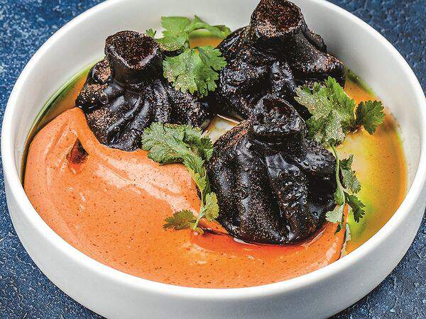 По тихому - Черные хинкали с креветками, домашним сыром и белой аджикой