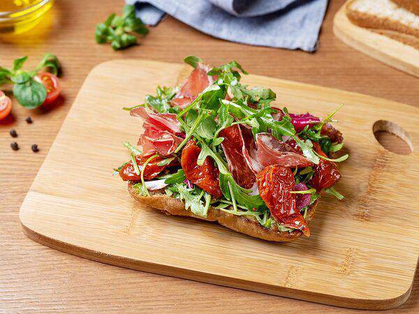 Coffee inn - Брускетта с прошутто и вялеными томатами