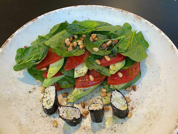 Bodhiartcafe - Салат из молодого шпината, тофу, авокадо и нори