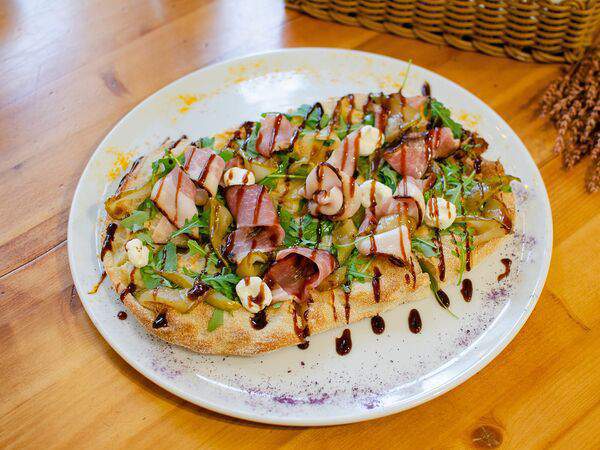 Кафе-пекарня Бенье - Пинса с прошутто и грушей