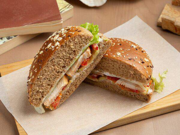 Порт-брю - Сэндвич с курицей и овощами гриль на ржаной булочке