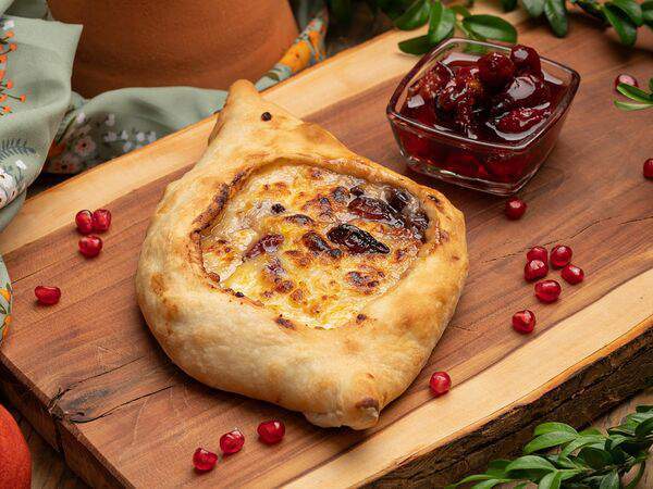 Нино и котэ - Хачапури Аджария с кизиловым вареньем