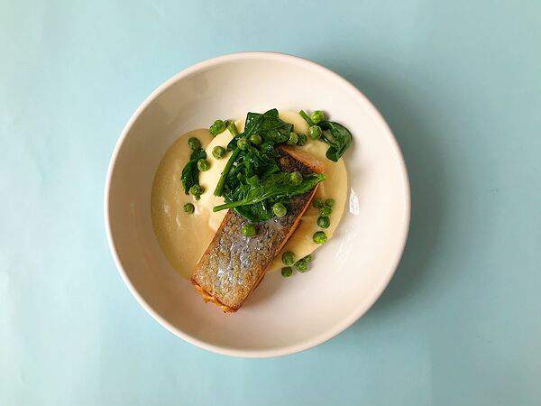 Aroma - Стейк из семги с картофельным пюре и горошком