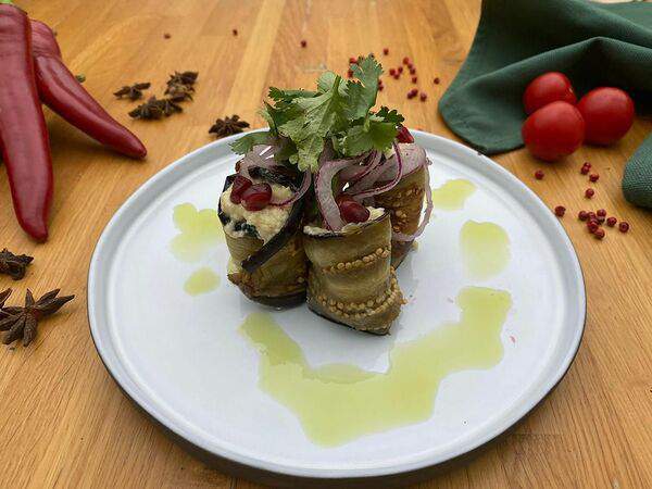 Лето на поляне - Рулетики из баклажан с сырной начинкой