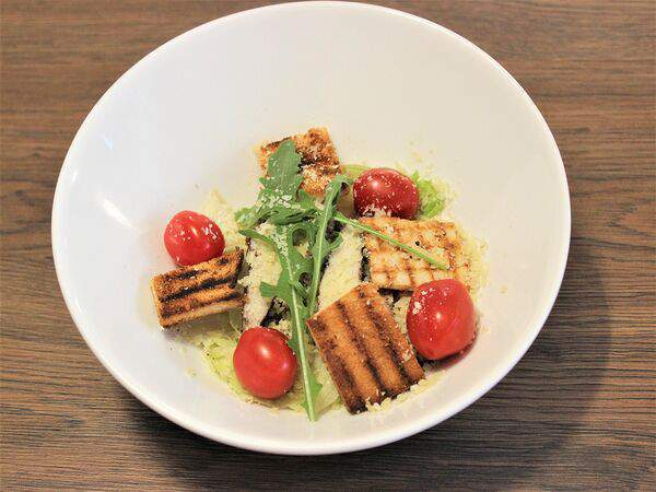 Family House - Салат Цезарь с цыплёнком гриль