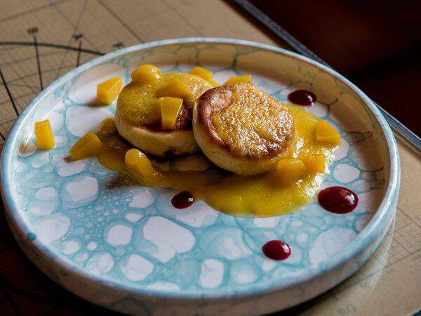 Rob roy bar - Сырники со сметаной и тертым персиком