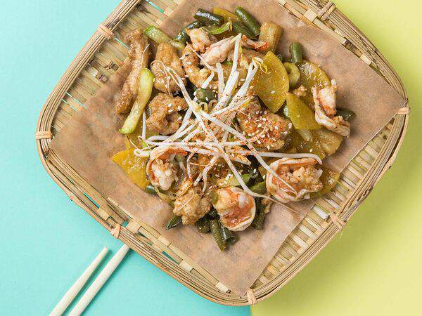 MADAME MARY WONG - Вок с креветкой и курицей в пад тай