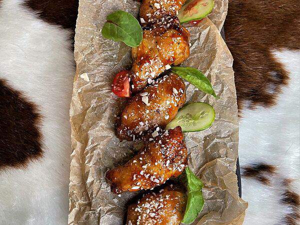 Викинги - Куриные крылья в чесночном маринаде с соусом блю чиз