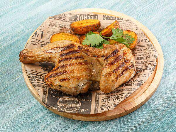 Chester Art Pub - Половина цыпленка с травами и запеченным картофелем