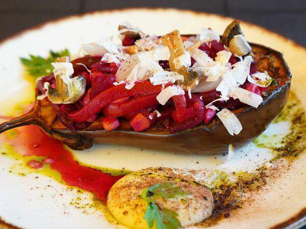 Ресторан 101 - Печеный баклажан, овощное соте, козий сыр