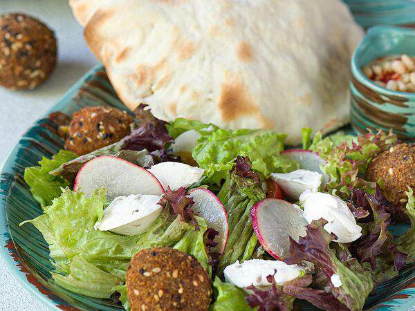 Кофейня 8512 - Салат с фалафелем и горчичной заправкой