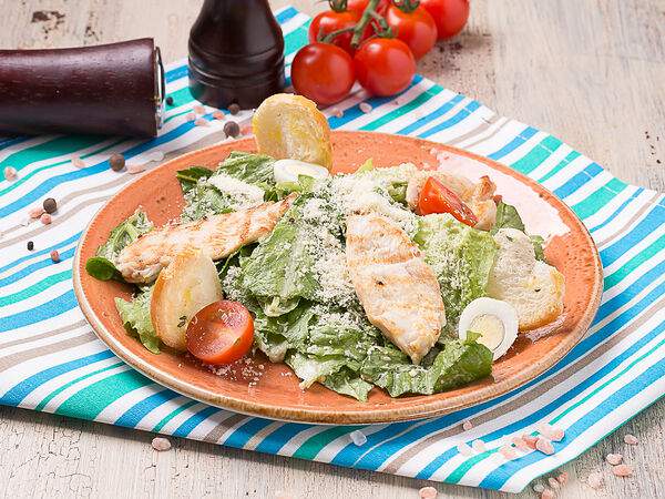 Premier & Only - Салат Цезарь с куриным филе