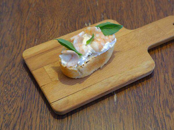 Помидорро - Брускетта с моцареллой и креветками