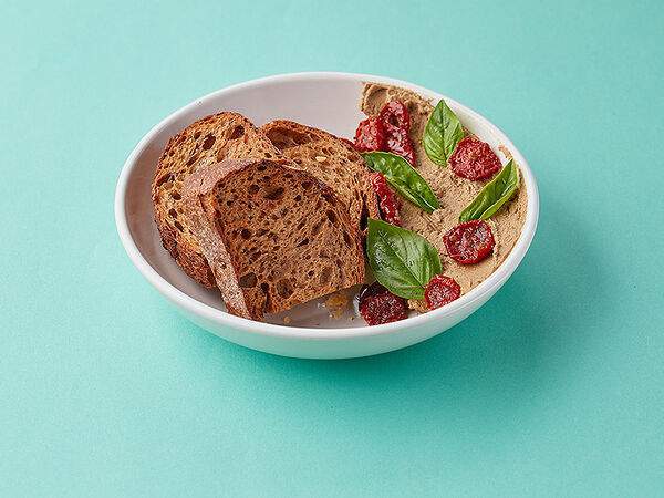 Фартук бистро - Куриный паштет с вялеными томатами и хлебом