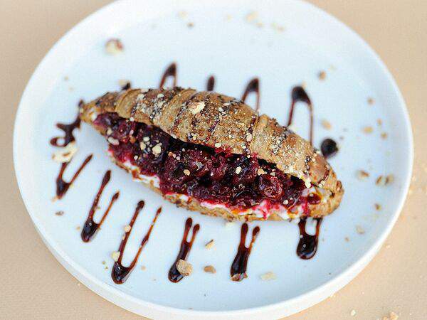 Огород Новый Центр - Круассан с заварным кремом и вишневым конфи