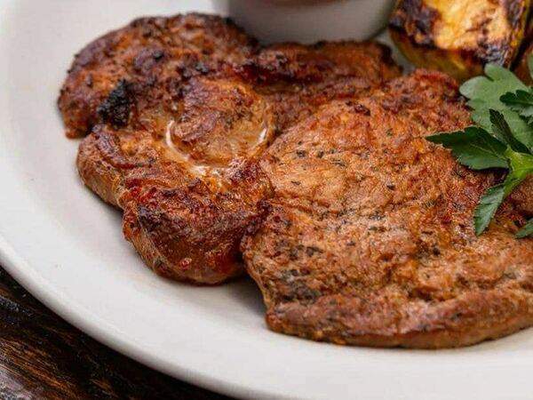 Сельпо - Обжаренная маринованная свиная шея с соусом хмели-сунели