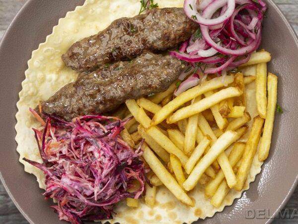 Кофейня №1 - Люля-кебаб из говядины с картофелем фри и салатом