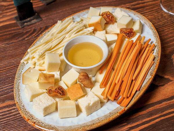 Megobari - Сырное ассорти