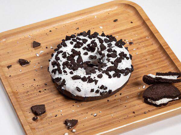 Baggins coffee - Пончик-донат с белой начинкой, белой кондитерской глазурью с кусочками печенья Cookies