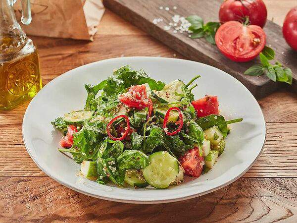 Сыроварня - Салат из молодого шпината с киноа