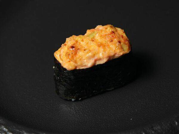 Рога лося - Гункан с тигровой креветкой, лососем и соусом Спайси