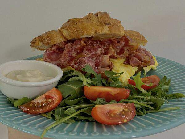 Библиотека - Сливочный круассан со скремблом и беконом