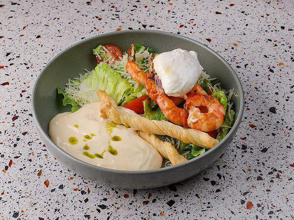 Matamata - Листья салата ромейн с креветками и соусом Цезарь