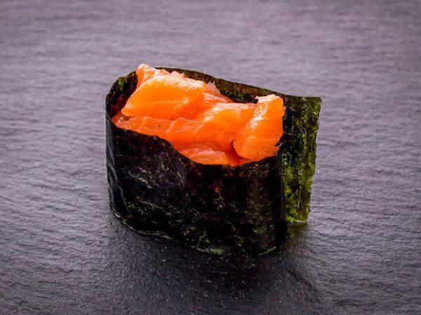 Цветение Сакуры - Суши гункан с лососем