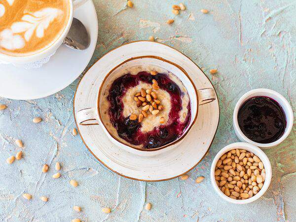 Кофебулка - Каша овсяная с черничным джемом и кедровым орехом