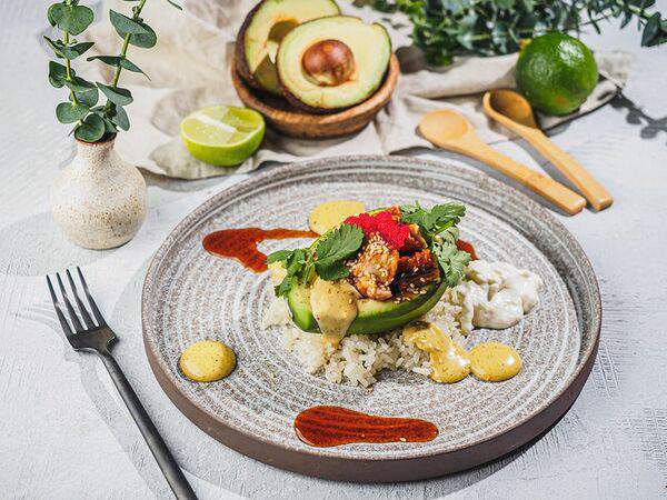 Поке от Not Only Poke by Bigvava - Тартар из угря унаги с сливочным сыром, авокадо хасс и кинзой