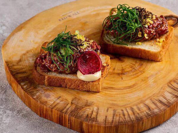 Red wall - Тартар из говядины на теплом хлебе